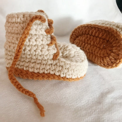Handgestrickte Babyschuhe