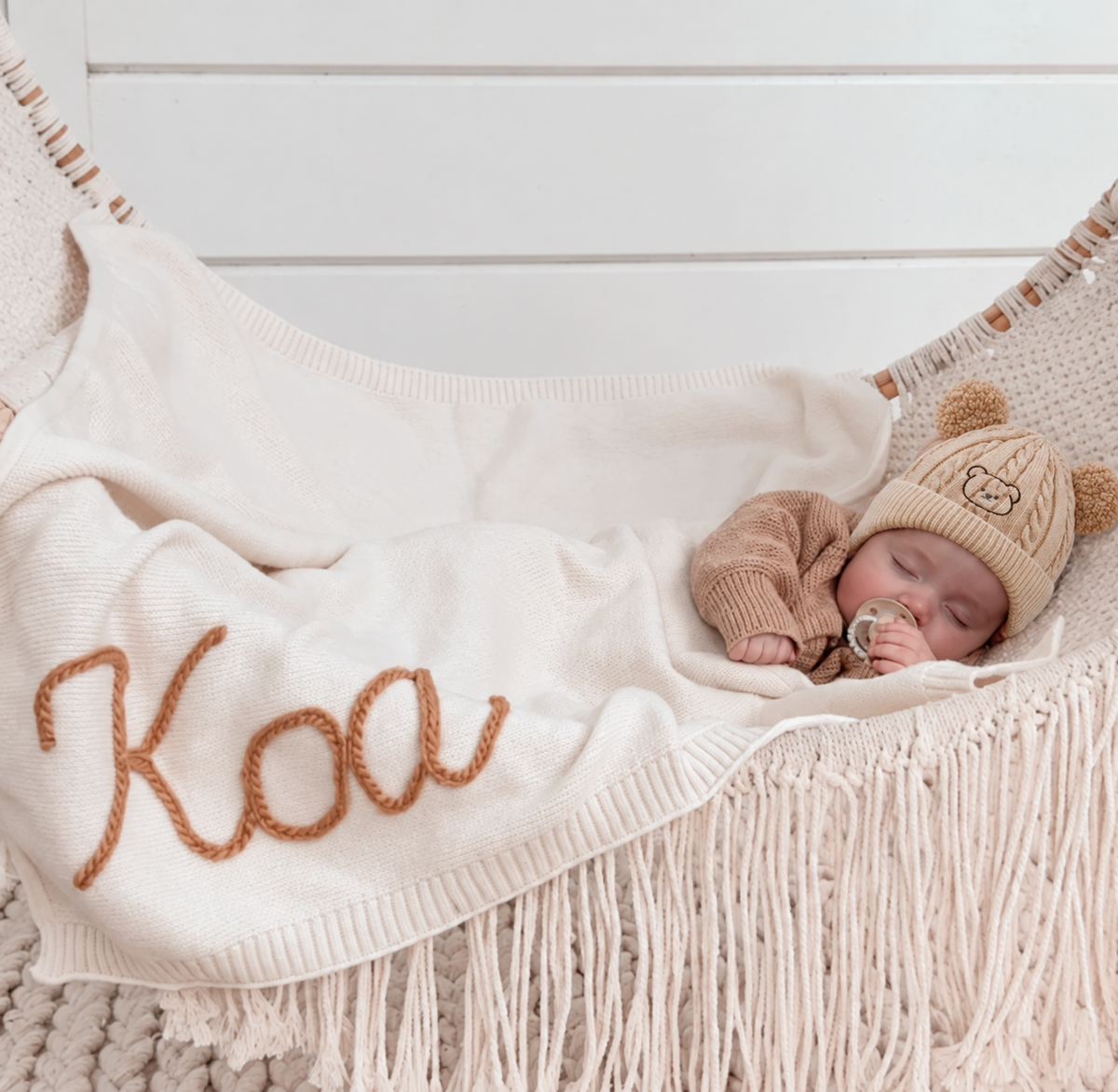 personalisierte-baby-strickdecke-mit-namen-baerenmuetze2